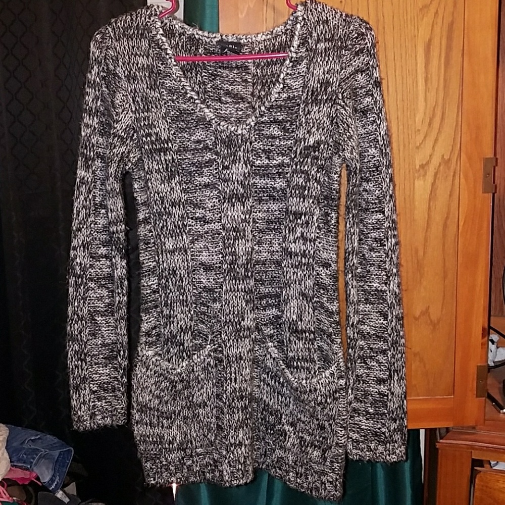 Long sleeved sweater with pockets